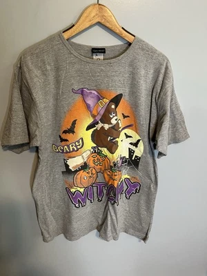 Camisa Vintage Halloween "Beary Witchy" Cinza Urso Bruxa Abóbora Aranha Tamanho XL - Imagem 1 de 4