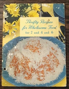 Thrifty Recipes for Wholesome Food for 2 and 4 and 6 - ©1942 Pet Milk Co. - Foto 1 di 8