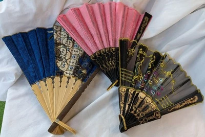 Lote De 3 Abanicos De Mano Vintage Bordados Transparentes Pavo Real, Plástico Rosa, Madera Azul Foto 1 de 4