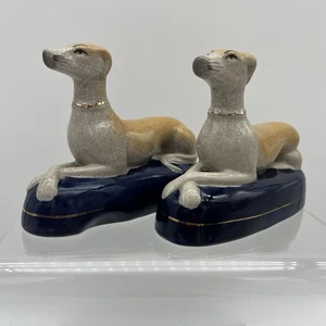 Antike Staffordshire Whippet Hunde liegend Porzellan Statuen (2) - Bild 1 von 11