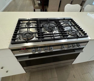 Fisher and Paykel freestanding cooker OR90SDBGFX2 gas burners electric oven - Picture 1 of 8