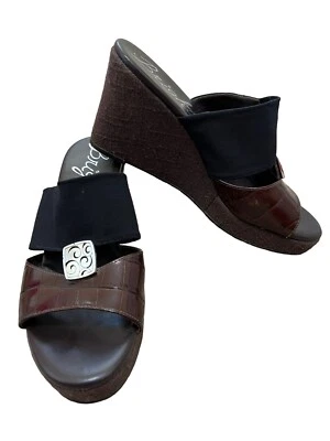 Sandalia de tacón de cuña de cuero marrón BRIGHTON Dream en relieve sin cordones talla 7 Foto 1 de 4