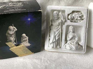 Statuina porcellana vintage Avon Natività da collezione~La Sacra Famiglia~con scatola 1981 - Foto 1 di 5