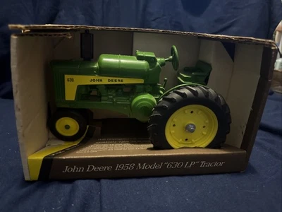 DE COLECCIÓN ERTL JOHN DEERE 1958 MODELO 630LP ESCALA 1/16 TRACTOR FUNDIDO A PRESIÓN 5590 en caja Foto 1 de 4