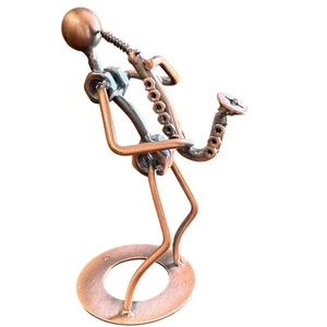 Estatuilla de mesa de metal con tuercas y pernos de alambre soldado para saxofón Steam Punk - Imagen 1 de 5
