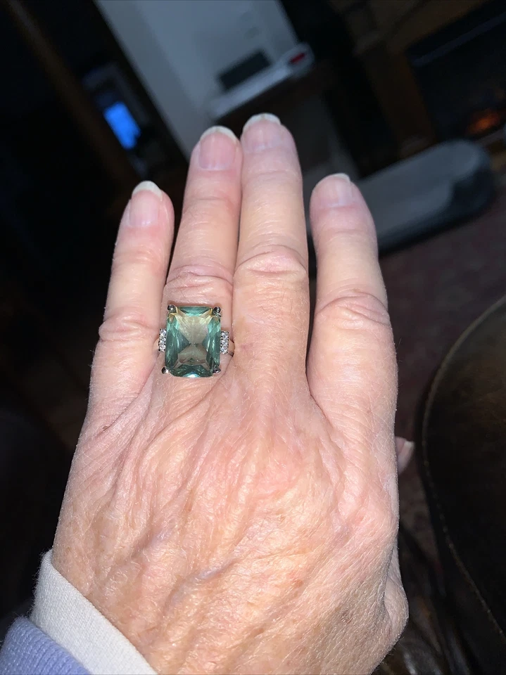 Anillo grande imitación esmeralda.  Rectangular con 3 pequeños diamantes de imitación a cada lado. Foto 1 de 1