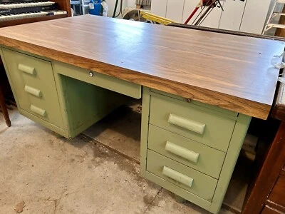 Escritorio cisterna de metal moderno de mediados de siglo con goma y tapa laminada nueva. Mediados de siglo Foto 1 de 4