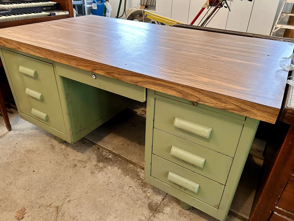 Escritorio cisterna de metal moderno de mediados de siglo con goma y tapa laminada nueva. Mediados de siglo Foto 1 de 4