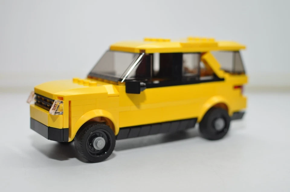 Modelo de vehículo de taxi utilitario Interceptor personalizado amarillo de Nueva York construido con ladrillos Foto 1 de 3