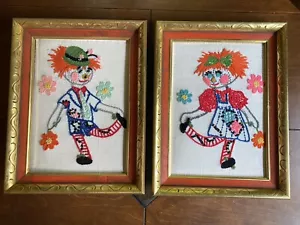 Vintage Raggedy Ann Raggedy Andy Crewel ricamo incorniciato 1972 stile retrò - Foto 1 di 11