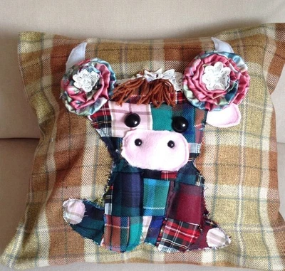 Подушка из тартана ручной работы с аппликацией ручной работы Highland Cow - Изображение 1 из 2