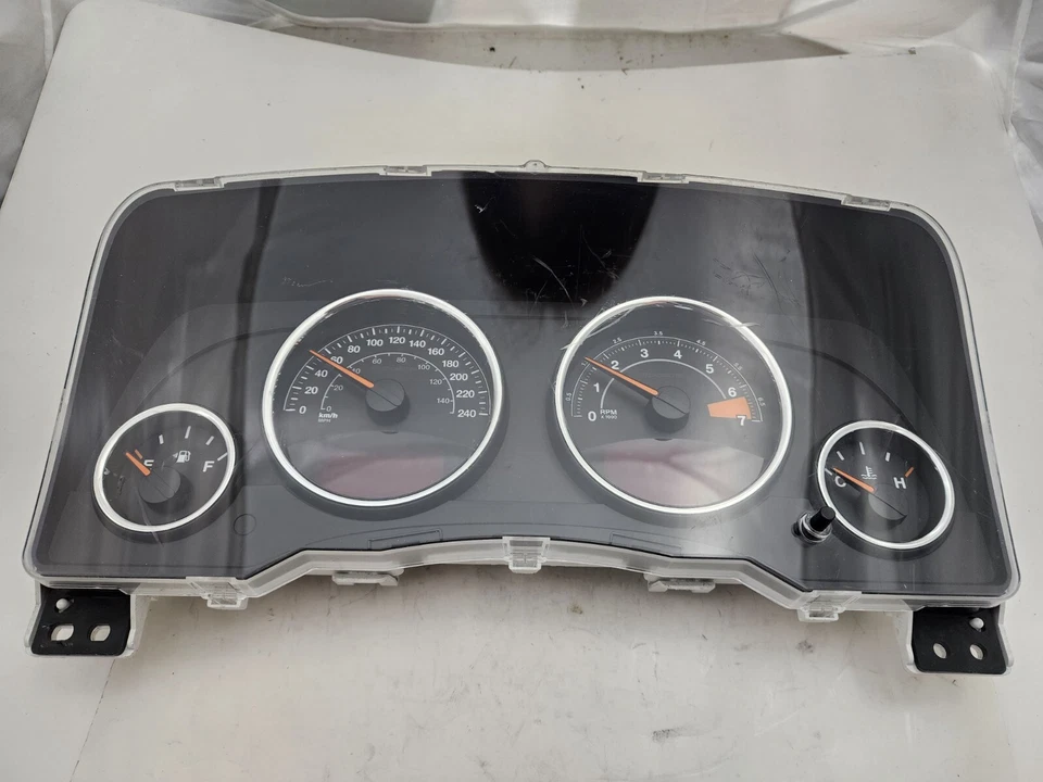 Cuadro de instrumentos Jeep Compass Patriot 2016-2017 KM/H OEM Mopar 68237761AE Foto 1 de 4