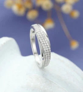 Alianza de boda redonda de media eternidad de moissanita de 2,00 TCW enchapada en oro blanco de 14K - Imagen 1 de 6