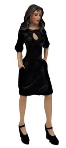 Puppenhaus Menschen Modern Damen IN Kleine Schwarz Kleid Kunstharz Figur - Bild 1 von 8