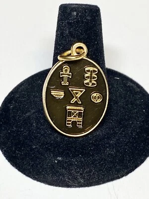 Pingente berloque com símbolos egípcios possivelmente esmalte marrom fabricação de joias - Imagem 1 de 4