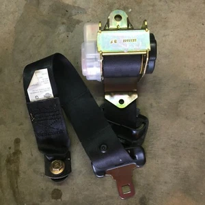 00 01 2000 NISSAN ALTIMA CENTER REAR SEAT BELT RETRACTOR BLACK  - Picture 1 of 3