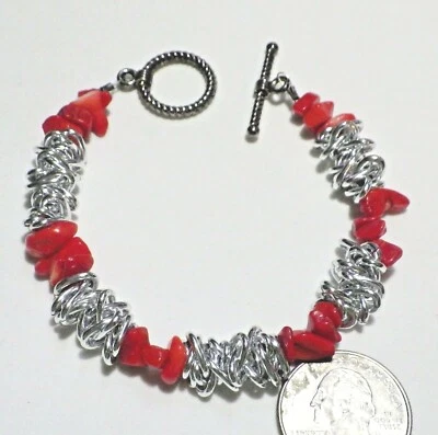 Brazalete seccionado con astillas de coral rojo y anillos enchapados en platino 8"  Foto 1 de 3
