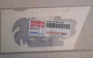 Yamaha Adesivo Decalcomania DX Front. Bianco Spy Cod.4SBF15990000 - Foto 1 di 2