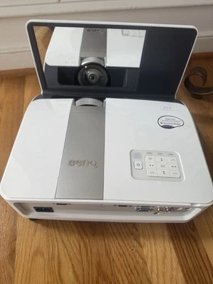 BenQ MX850UST DLP Projector “Doesn’t Power On” For Part Only Or Repair - Image 1 of 4