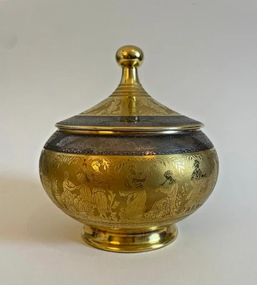 f 10-25  Deckeldose DW Porzellan Karlsbader Manufaktur umlaufende Szenen in Gold - Bild 1 von 4