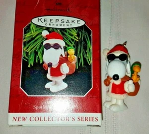 HALLMARK ARACHIDI RICORDO ORNAMENTO Joe Cool SPOTLIGHT ON SNOOPY - Foto 1 di 2