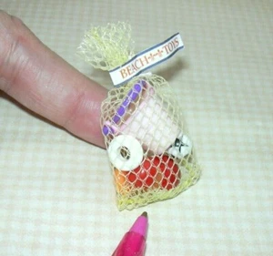 Bolsa de red amarilla en miniatura de juguetes de playa de plástico (cubo rosa claro): casa de muñecas 1:12 - Imagen 1 de 2