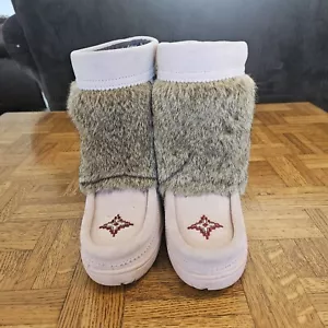 MANITOBAH MUKLUKS SOLSTISE Half Mukluk Pink Beaded Rabbit Fur Boots Women 6 - Picture 1 of 12