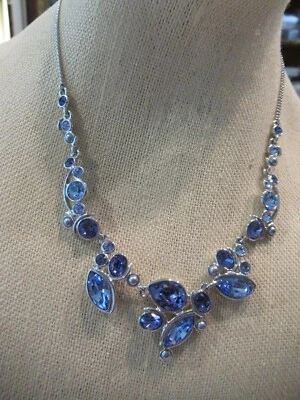 Nuevo con etiquetas Collar Givenchy Tono Plata/Azul/Cristales Púrpura/Perlas Imitadas Grises Foto 1 de 4