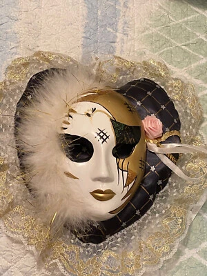 Máscara colgante estilo veneciano pintada a mano negra y dorada. - LR Foto 1 de 4