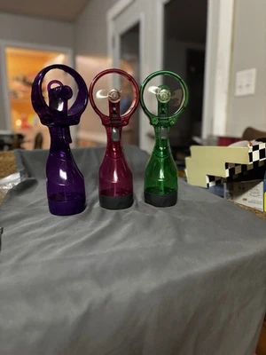 Ventiladores de niebla en aerosol frío O 2. Púrpura, verde, rosa. Lote de 3 Foto 1 de 2