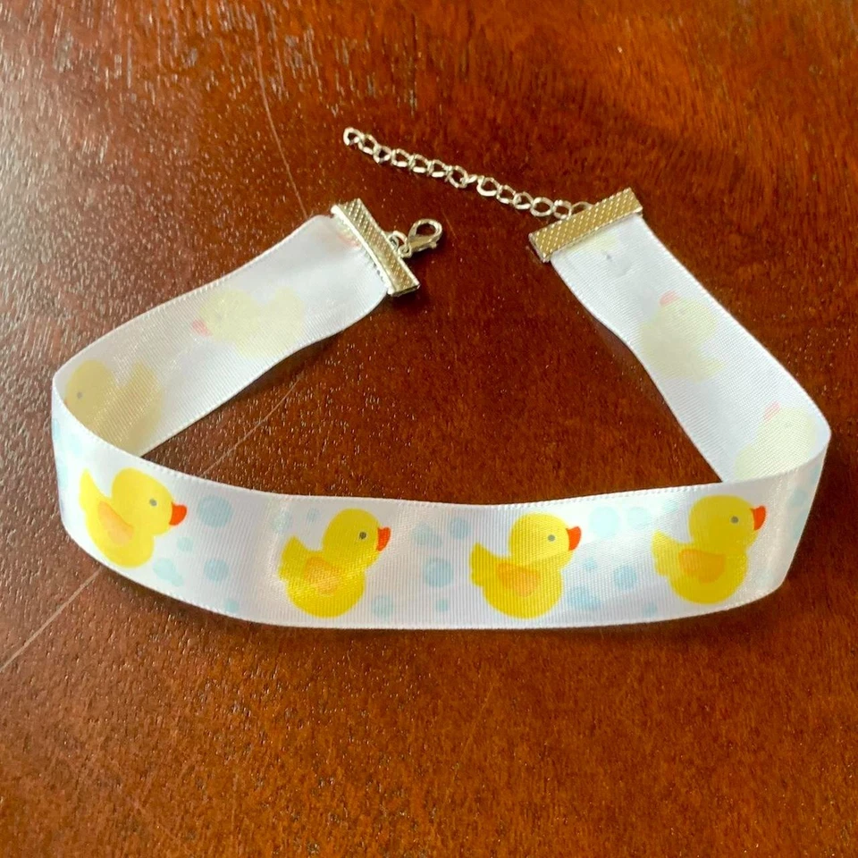 Collar gargantilla cinta de pato de goma Foto 1 de 4