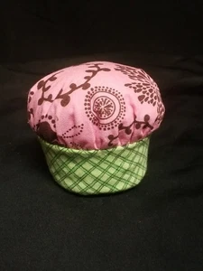 Handgefertigtes Cupcake Nadelkissen, gewichtet, rosa/grün, 3" T x 3" W - Bild 1 von 6