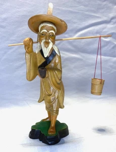 Estatua tallada en madera vintage, hombre japonés caminando con cubo y pipa para batear - Imagen 1 de 8
