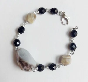 Bracciale in Alluminio Con Giada Naturale Sfaccettata E Cristallo Nero - Picture 1 of 4