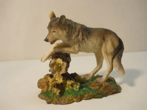 Wolf auf Baumstumpf Baumstamm Figur Sammlerstücke Statue - Bild 1 von 6