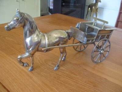 CHEVAL AVEC CALÈCHE CARRIOLE EN LAITON BRONZE GRANDE SCULPTURE AMATEURS CHEVAUX - Photo 1/4