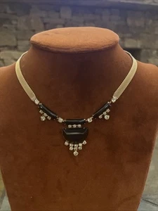 Elegante collar de cadena de malla dorada vintage con colgante de piedras preciosas negras y transparentes - Imagen 1 de 10