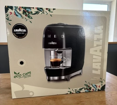 Macchina Caffè a Cialde Smeg Modo Mio - Lavazza Nera - nuova con scatola - mai aperta  - Immagine 1 di 4