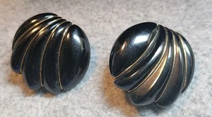 Vintage Trifari Black Clip On Earrings 1" - Foto 1 di 4