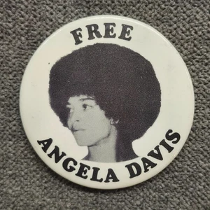 RARE! 1970s VINTAGE AUTHENTIC "FREE ANGELA DAVIS" PINBACK BUTTON S#3000h - Picture 1 of 3