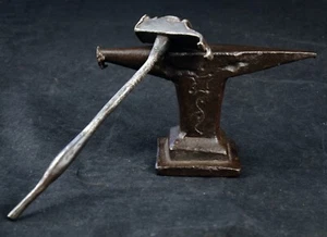 EISEN AMBOSS SCHMIEDEEISEN HAMMER ORNAMENTE IRON ANVIL ÖSTERREICH DEUTSCH 1850 - Picture 1 of 9