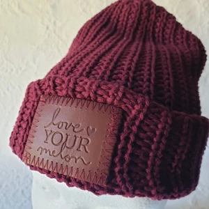 Love Your Melon Strickmütze mit Patch Burgund One Size - Bild 1 von 5