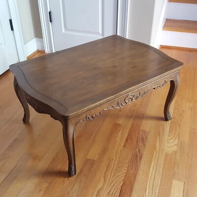 Mesa de centro vintage de mediados de siglo BAKER francesa provincial nogal burlado buen tamaño Foto 1 de 4