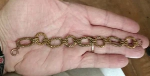 Antiguo brazalete victoriano de cadena de lujo de eslabones retorcidos de oro sobre latón 7 pulgadas  - Imagen 1 de 6