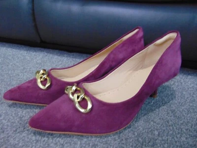 Ladies ClarksViolet55 Trim Chain Detailed Kitten Heeled Suede Shoes Size UK 5 D - Image 1 of 4