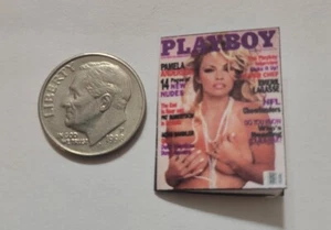 Miniatur Puppenhaus Buch Magazin 1" Maßstab 1/12 Playboy Pamela Anderson Perlen - Bild 1 von 12