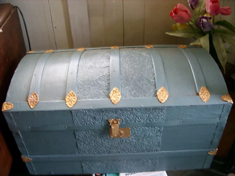 BEAUTIFUL VINTAGE ANTIQUE TRUNK Cover
