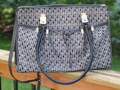 BOLSO DE HOMBRO GRANDE CON MONOGRAMA DE LONA JUDITH LEIBER Foto 1 de 4