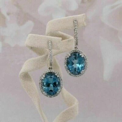 Bonitos aretes colgantes colgantes de topacio azul Londres corte ovalado de 4 quilates de oro blanco de 14 quilates Foto 1 de 4