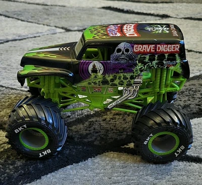 Monster Jam excavadora de tumbas 1:24 camión fundido a presión aspecto de metal carrocería gris raro BKT 8" Foto 1 de 4